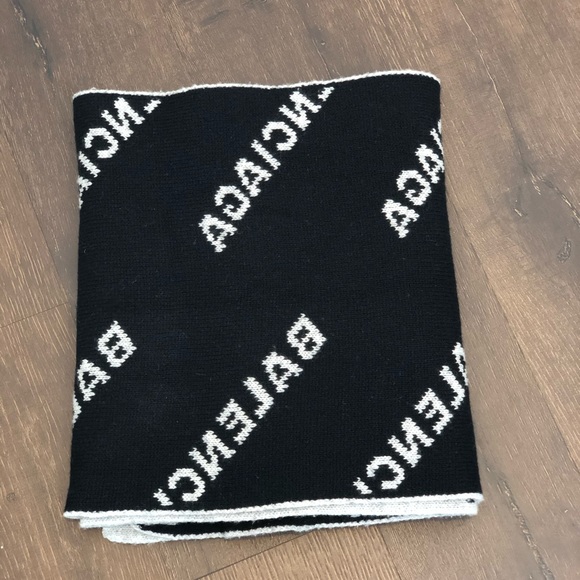 Balenciaga Men’s Reversible Black Gray Logo Scarf - Picture 4 of 4